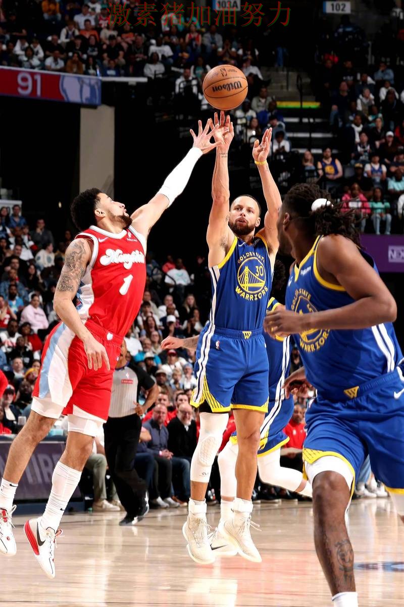 库里关键时刻接管比赛成为焦点